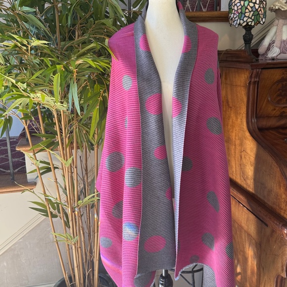 CARA NEW YORK ladies, long scarf/shawl, NWOT pink and gray reversible - Picture 2 of 9